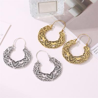 1 paio di orecchini pendenti a forma di petalo cavo stile bohémien colore oro/argento intaglio vintage goccia