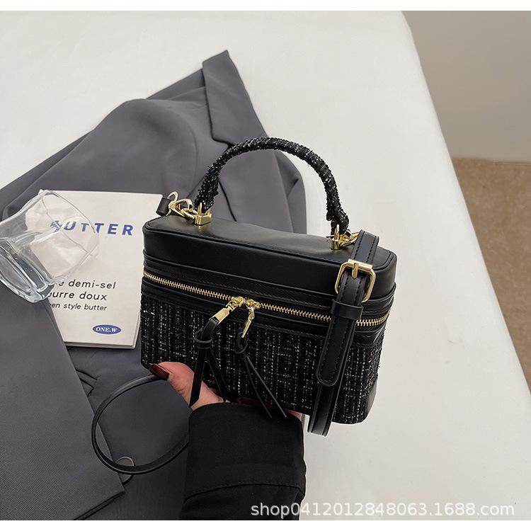 

Small bag women s 2025 new product trendy casual shoulder messenger bag fashionable portable woolen commuter bag foreign style box bag чёрный