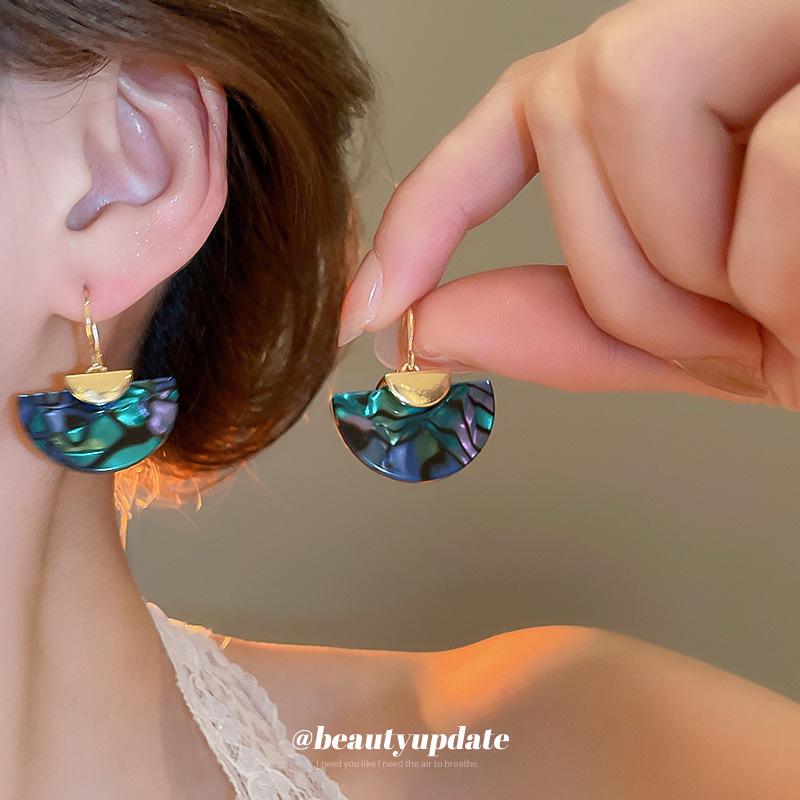 Abalone Shell Fan Earrings - Light Luxury European & American Versatile Dangle for Women, Retro Fashion Temperament Jewelry.