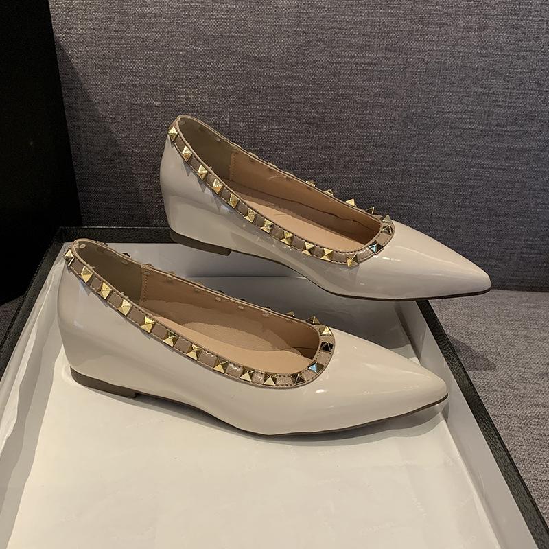 2025 Sommer neue Nieten flacher Mund vielseitig rutschfest nude spitz weiches Lackleder französisches Temperament Einzelne Schuhe Damenschuhe