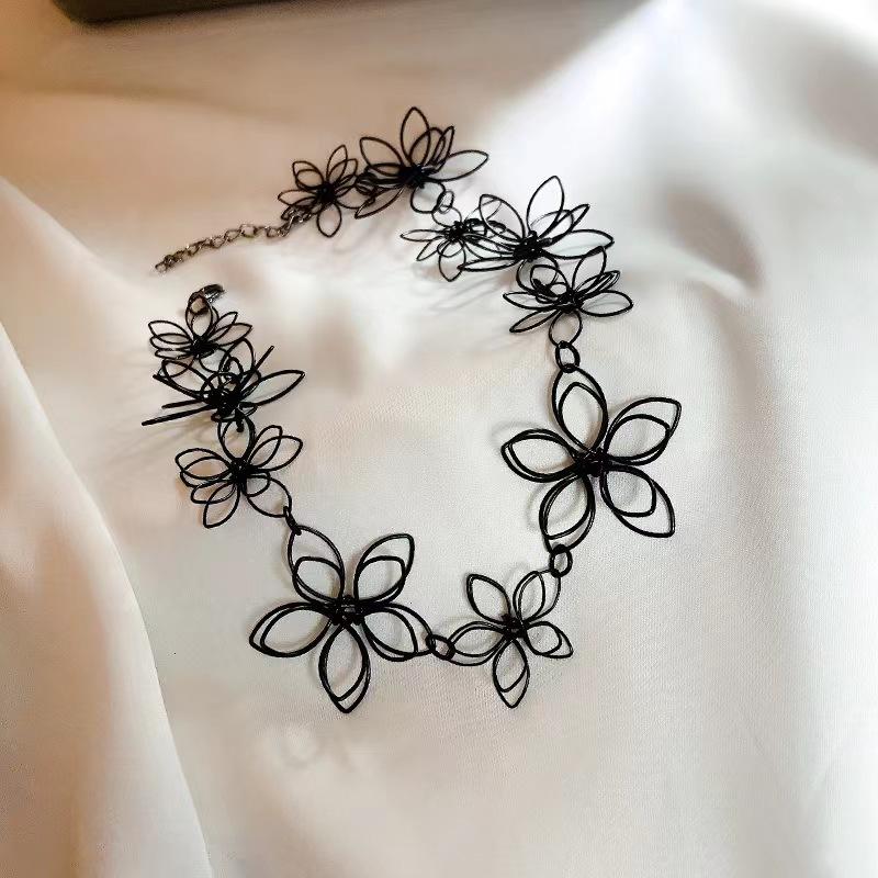 Temperament Fashion Super Immortal Flower Pendant Necklace Female Niche Design Sense Hollow Light Luxury Clavicle Chain