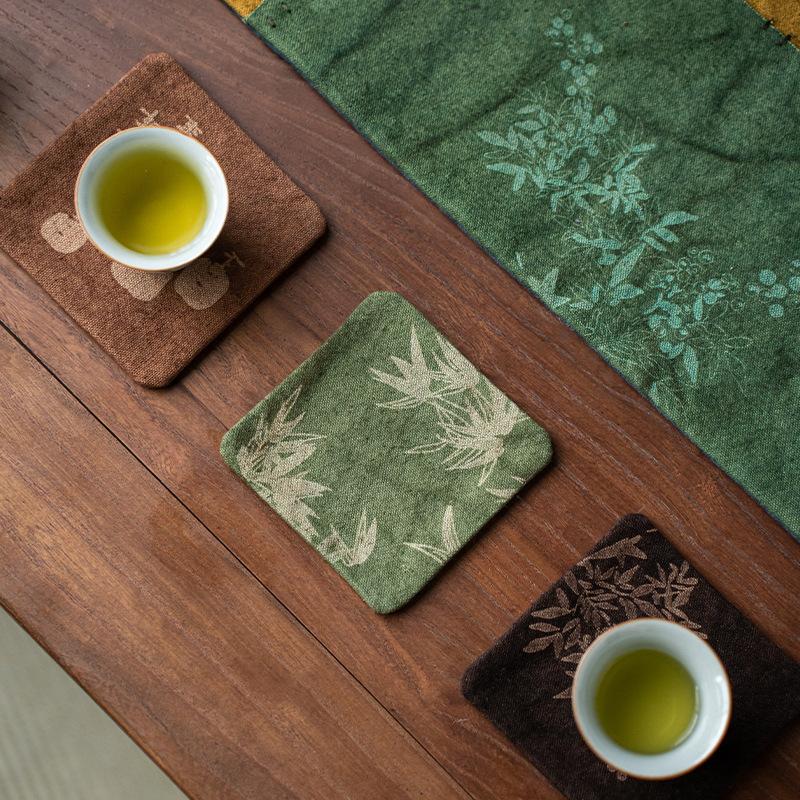 Quadratische Untersetzer aus gewässerter Gaze im Vintage-Stil mit Batikmuster und brennenden Blumen, rutschfeste, wärmeisolierende Tischsets für Kaffeetassen und Teetassenhalter