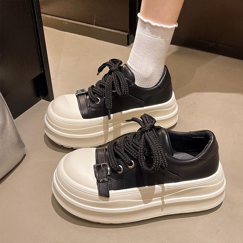 2025 Herbst neue modische Plateauschuhe mit dicker Sohle, Damenschuhe mit niedrigem Schaft, vielseitige Einzelschuhe, Schnürschuhe, Trend