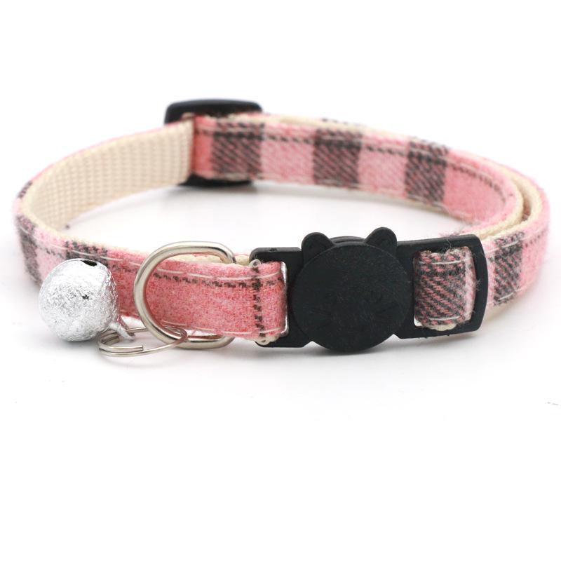 Kočičí obojek s mašlí, mřížkovaným vzorem, zvonkem a bezpečnostní přezkou