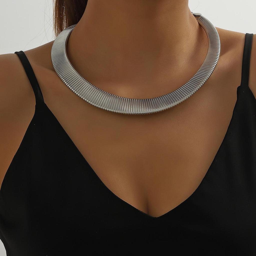 Luxurious European & American Metal Choker: Bold, Stylish, & Elegant Women's Collar