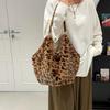 Handtasche mit Leopardenmuster für Damen, weiche Hand-Plüsch-Schultertasche, stilvolle Herbst-Winter-Umhängetasche & Shopper