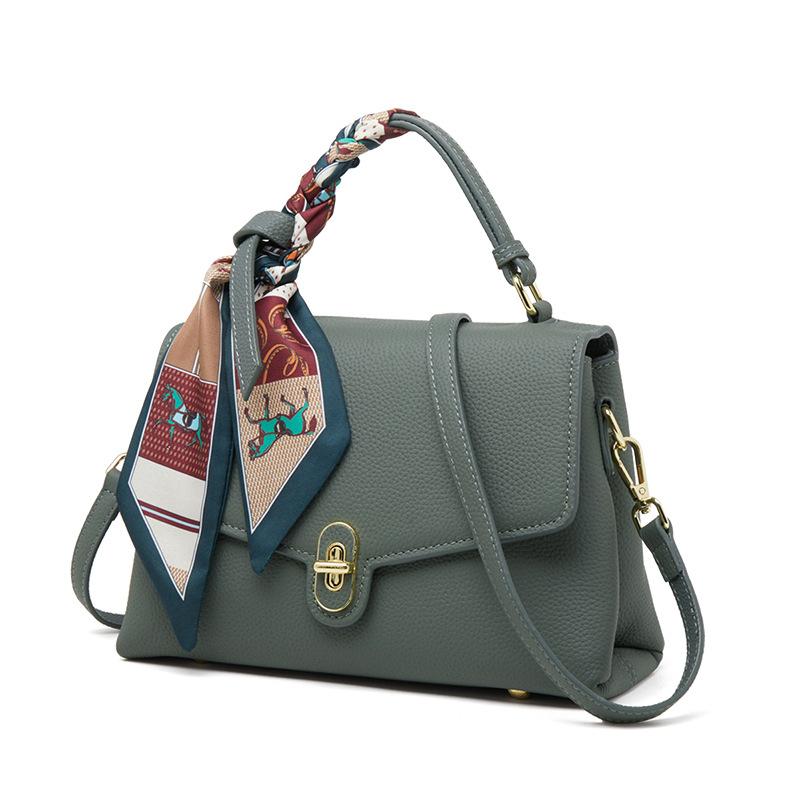 

Женская кожаная сумка, выполненная в изысканном, модном и повседневном стиле.. Это женская сумка через плечо из высококачественной кожи. 24*10*16.5cm