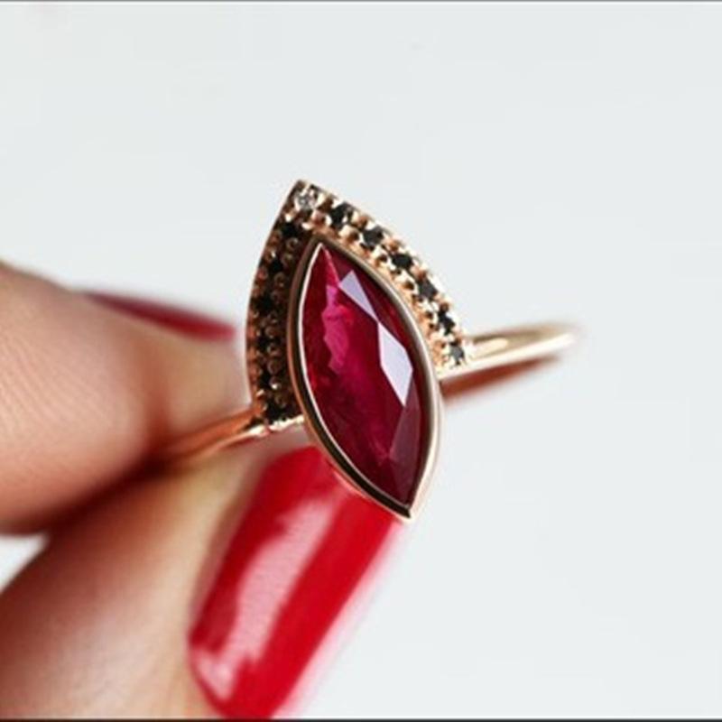 Anello Vintage Due in Uno con Rubino di Sangue, Semplice Design a Diamanti, Decorazione per Mano Versatile e di Alta Gamma