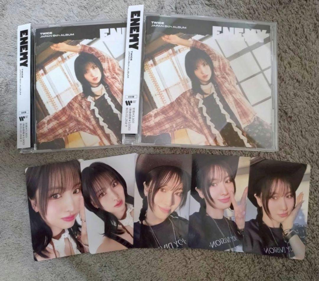 

[USED] TWICE ENEMY MOMO Solo Album with Trading Card (No Serial Number)
