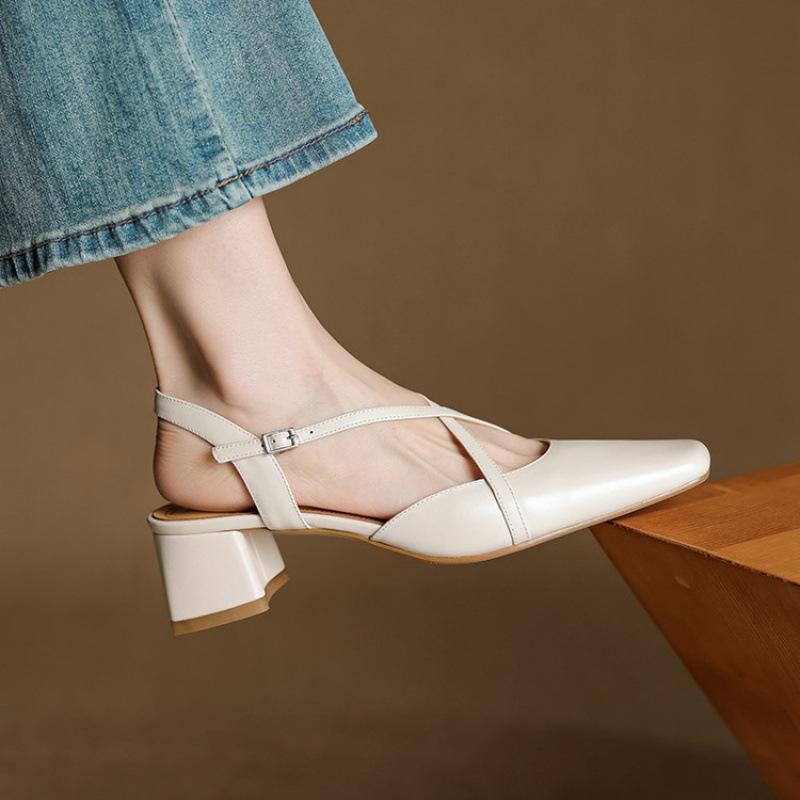 Sommer nye skinn sandaler firkantet hæl tomme sandaler casual ensfarget biffsene myk såle veskehode sandaler spenne middels hæl