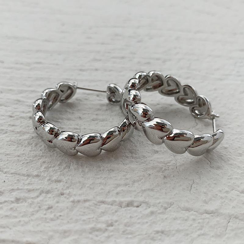 

Love earrings high quality personality temperament fashion New Year earrings design sense heart stud earrings circle earrings