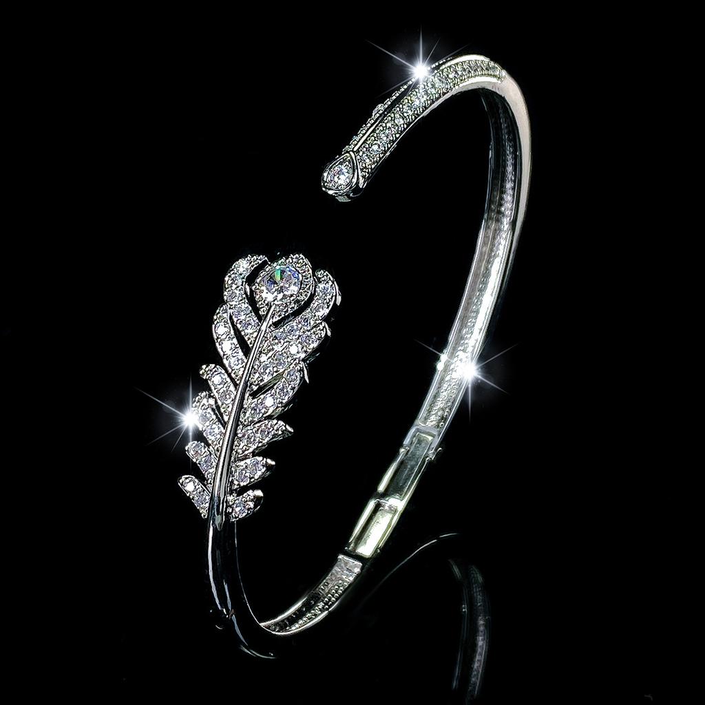 Fashionable and Luxurious Feather-filled Women's Classic and Elegant Accessory Bracelet