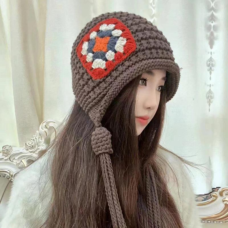 

Красная шапка с кисточкой ручной работы для женщин, вязаная шерстяная шапка, теплая шапка для головы, зимняя защита ушей, с завязками, шапка-пуловер, трендовая M（56-58cm）