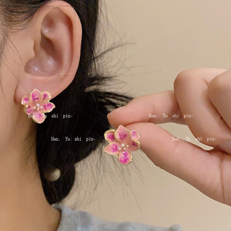 South Korea Dongdaemun new sweet enamel dripping flower earrings high value Internet celebrity silver needle earrings