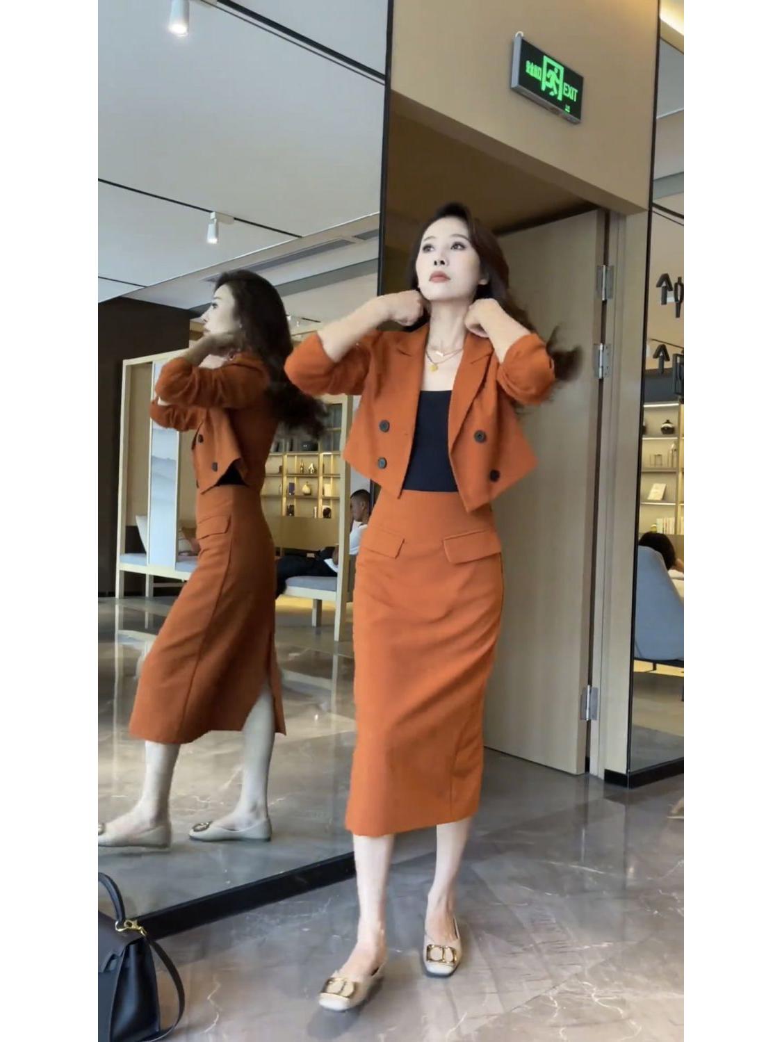 

Autumn Women s Elegant Top & High-Waist Hip-Hugging Skirt Set - Two-Piece Trendy Outfit 2XL (135-150 jin)