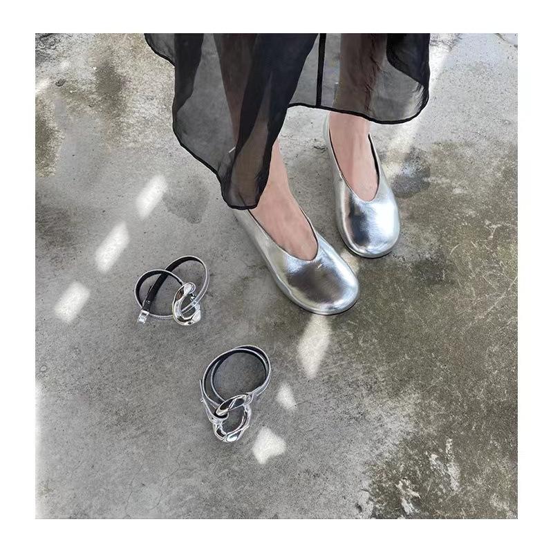 

Новые серебристые туфли на плоской подошве с неглубоким вырезом и скрытой платформой, с круглым носком и ремешком Мэри Джейн 40