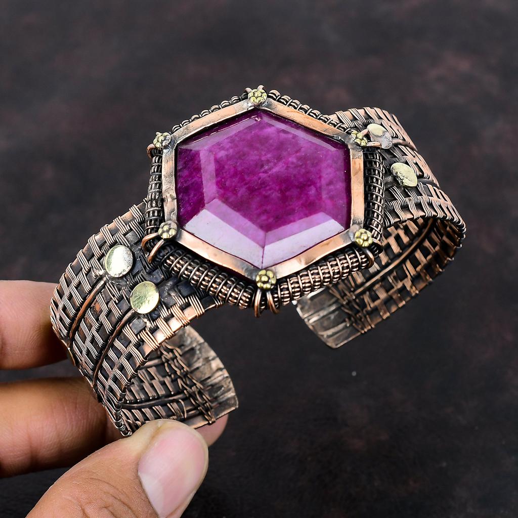 Pulseira de punho de rubi de Caxemira facetada, bracelete enrolado em fio de cobre, bracelete ajustável feito à mão, pulseira com pedras preciosas, joia enrolada em fio de cobre, presente para a mãe