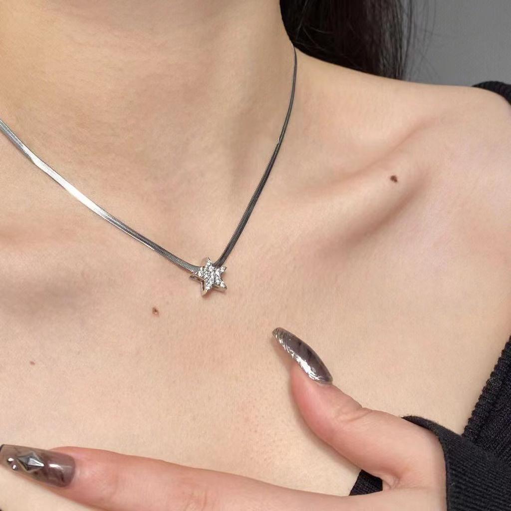 Star Snake Bone Chain Necklace for Women Girl INS Choker Necklaces Cool Necklaces Wedding Party Gift