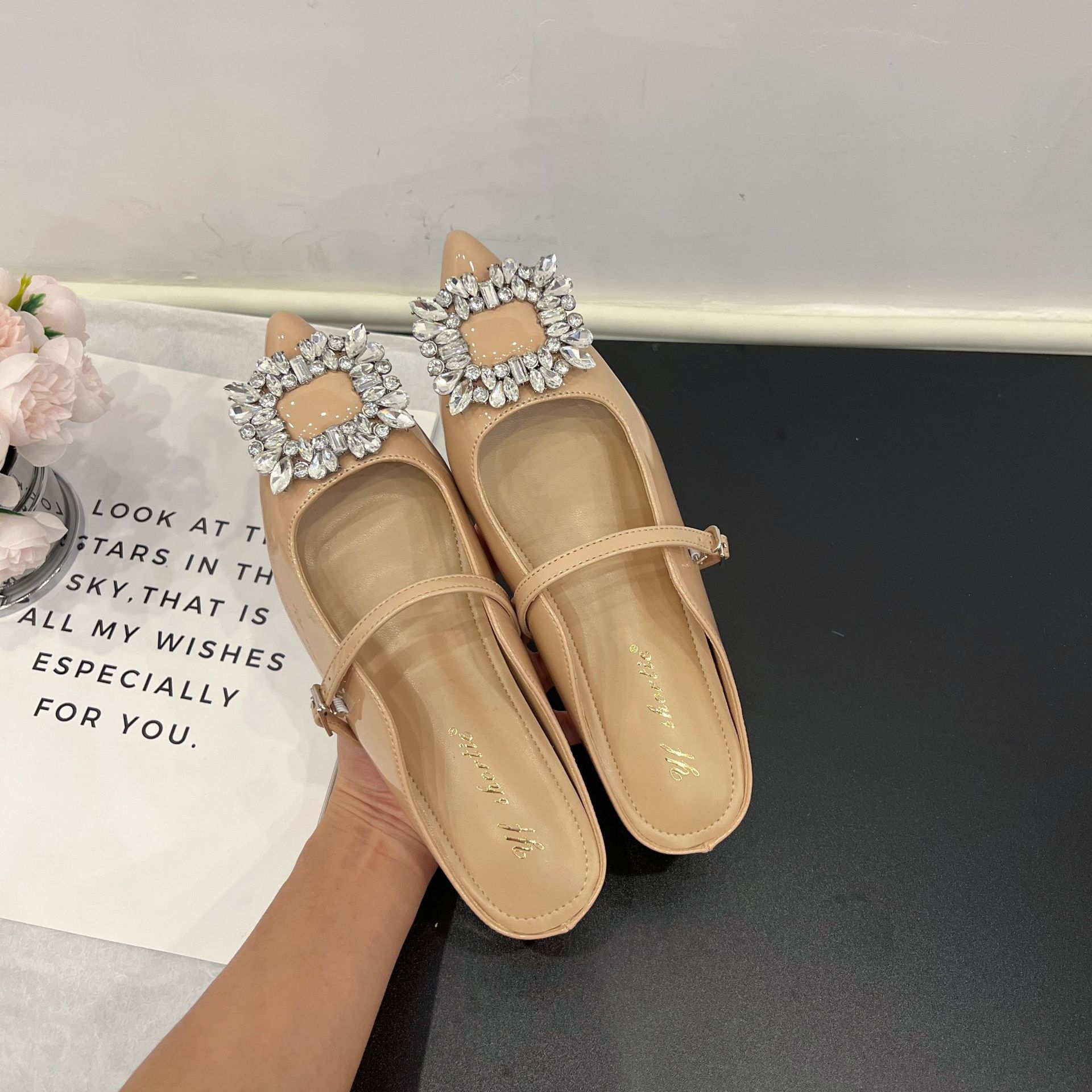 

Увеличение роста 5 см, квадратная пряжка со стразами, остроносые холодные тапочки, женские, лето 2025, новые, с французским словом, на плоской подошве, полутапочки 40 телесный