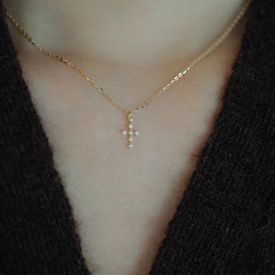 14K Goldplattierter S925 Sterling Silber Japanischer Stil Kreuzanhänger mit Mikro-Pavé-Verzierung.