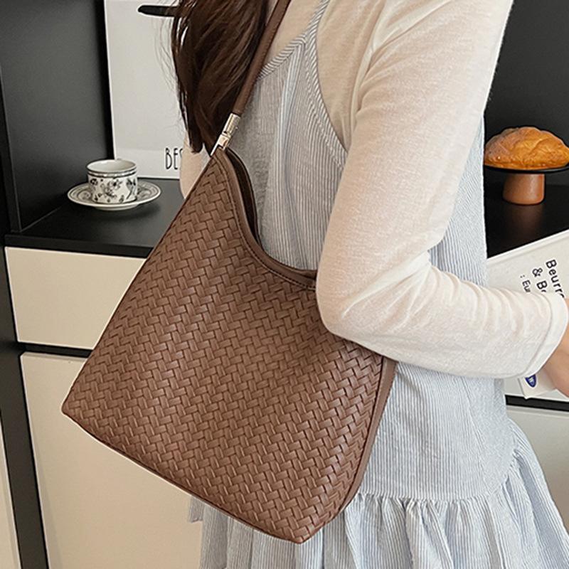 2025 new casual foreign style large capacity single shoulder fashion popular woven commuter simple retro tote armpit bag