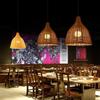 Wiktoriańska pleciona lampa wisząca z Azji Południowo-Wschodniej: Lampa pleciona z bambusa i słomy do restauracji, na wesela, do sklepów, hoteli i domów gościnnych.