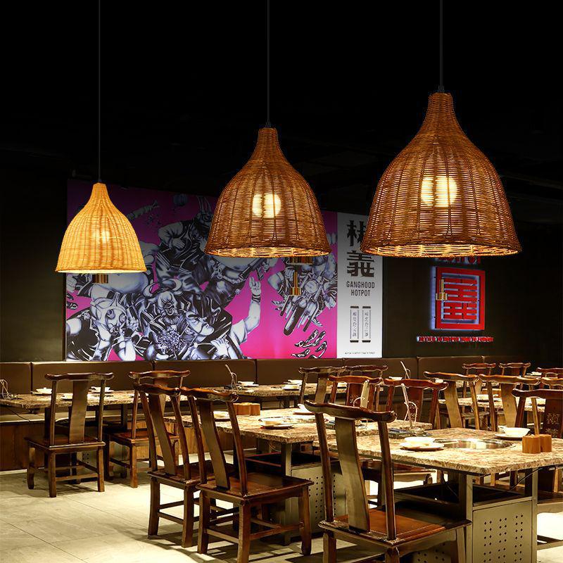 Wiktoriańska pleciona lampa wisząca z Azji Południowo-Wschodniej: Lampa pleciona z bambusa i słomy do restauracji, na wesela, do sklepów, hoteli i domów gościnnych.