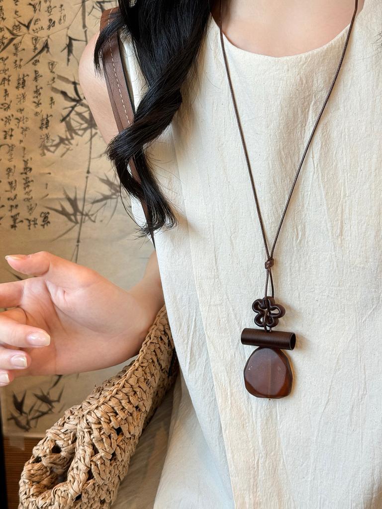 Wood chips irregular round square pendant necklace retro ethnic style collarbone chain design sense sweater chain women