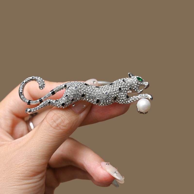 Meier Unisex leopard brooch - trendy, chic, and exquisite