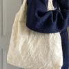The new lace lace shoulder bag is a good lace bag to match the skirt.
