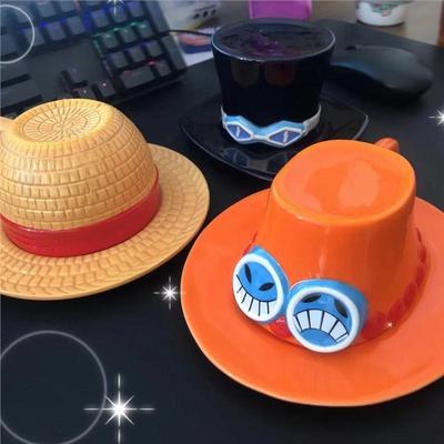 Caneca de Café Anime com Pires Criativa Luffy Ace Sabo Três Irmãos Chapéu em Forma de Xícara de Café de Cerâmica Presente de Aniversário para Criança Copo