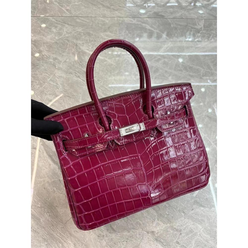 This Crocodile-patterned Cowhide Women's Bag Is a Fashionable Hand-shoulder Crossbody Bag with a Sense of Luxury and Elegance