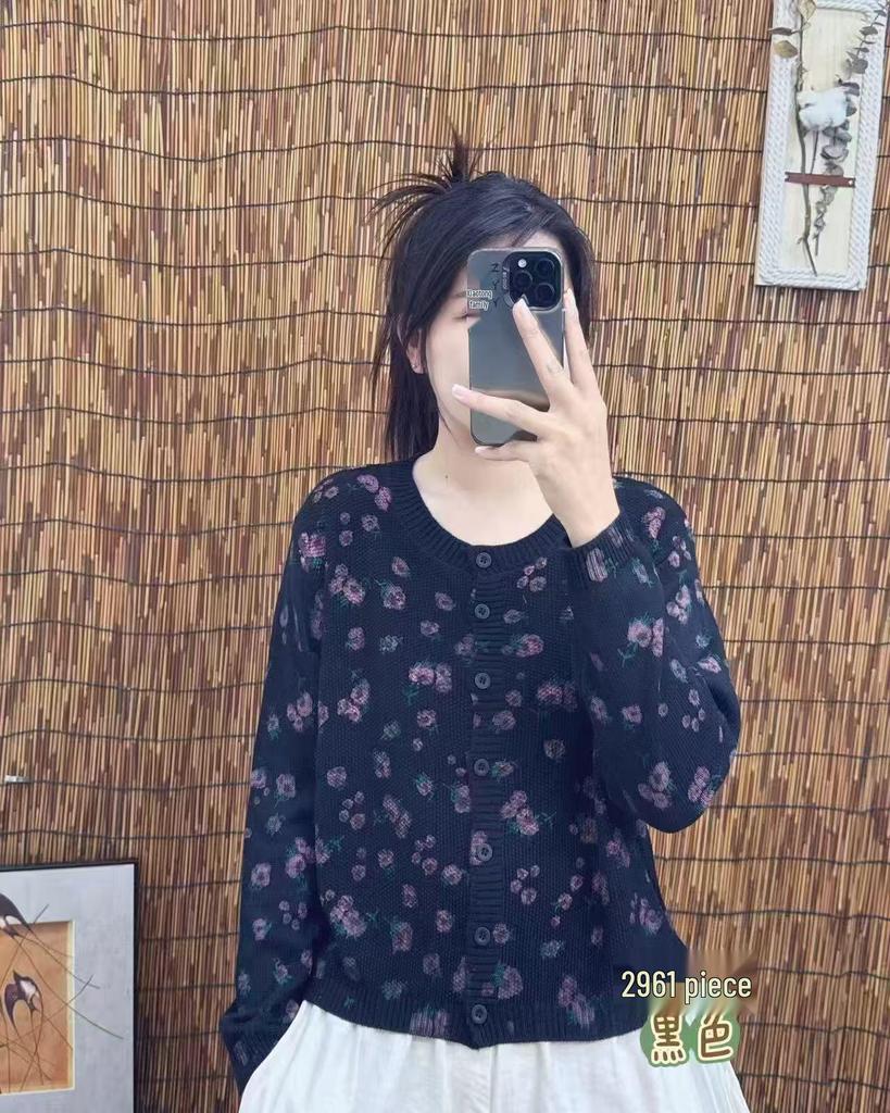 Autumn 2025 Korean-Style Print Cotton Knit Sweater: Casual Loose-Fit Long Sleeves in New Academic Style.