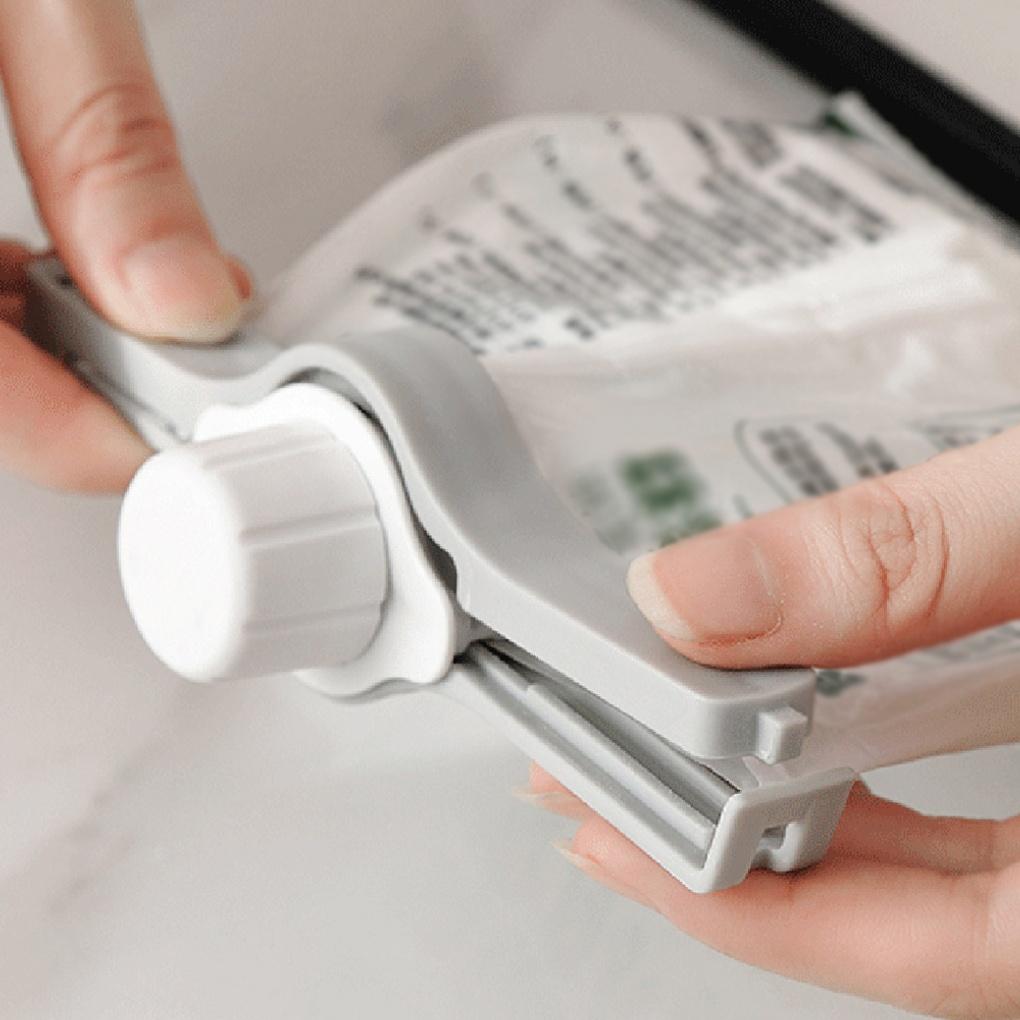 Verschlussklemme mit zweiteiligem Gewürzaufbewahrungsdeckel