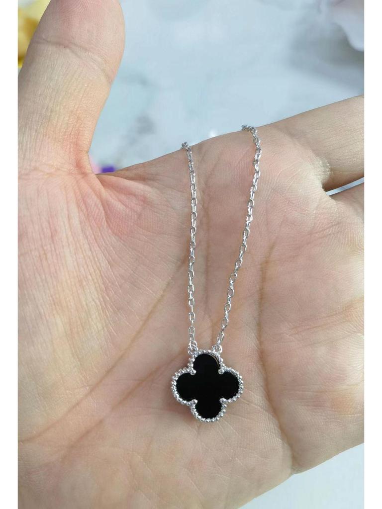 Halskette mit vierblättrigem Kleeblatt, 18 Karat vergoldet, mit Anhänger aus rosenrotem Chalcedon, Achat und weißem Muschelkern für Damen