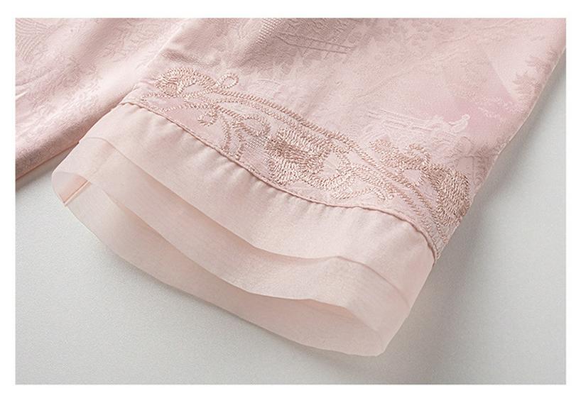 Early Spring Chic: Jacquard Light Luxury Apricot Plus Size Round Neck Three-Quarter Sleeve Women's T-shirt