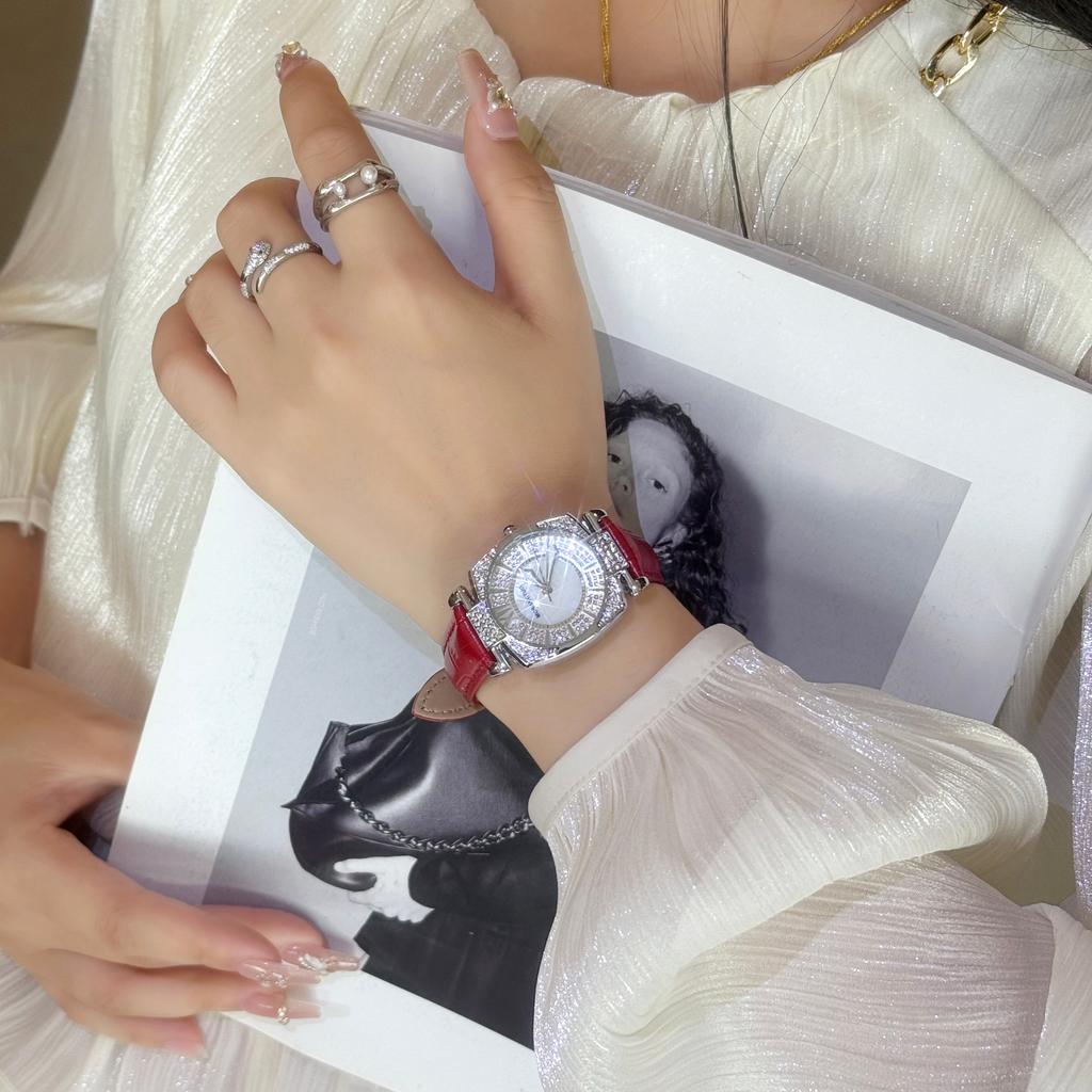 New Elegant and noble silver diamond-encrusted ladies' watch is full of stars, and the outer belt is waterproof quartz watch