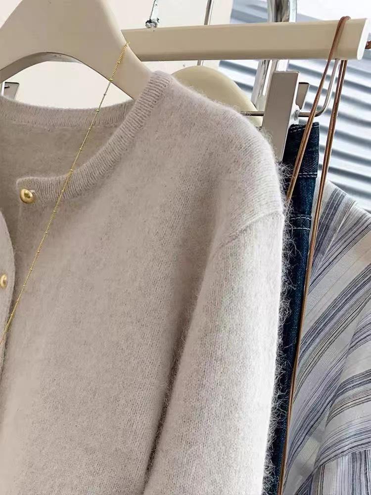 Women's Loose Wool Knit Cardigan - Round Neck, Solid Color, Buttoned, Casual Autumn/Winter Style, Versatile and Stylish.