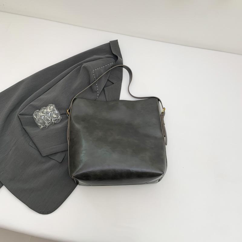 Large-capacity commuter bag women's autumn new fashion retro tote bag autumn and winter broadband armpit bag