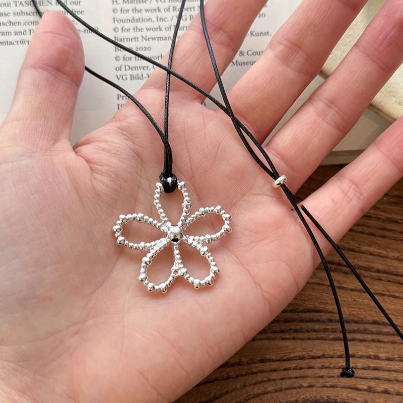 Wax Rope Hollow Flower Pull-out Necklace Korean Fashion Light Luxury High Sense Versatile Niche Personality Temperament Items