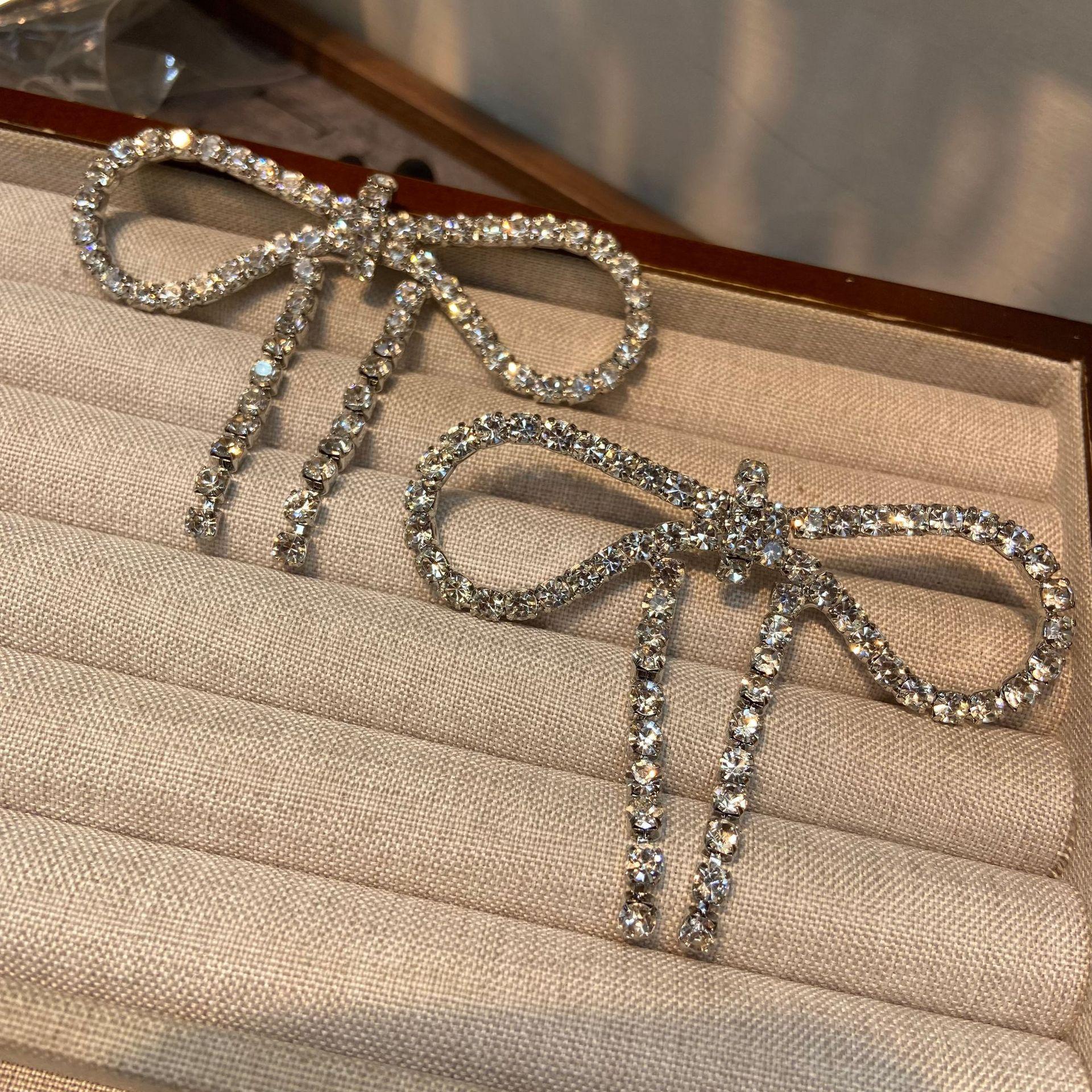 

Super Flash Claw Chain Full Of Diamonds Bow Earrings Exaggerated Accessories Women S Trend Banquet Bride Jewelry Supply
