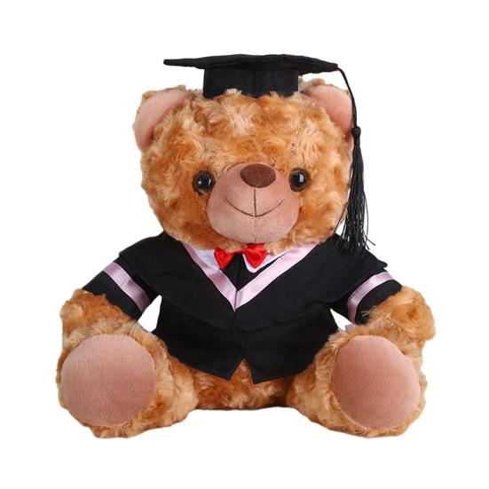 Plyšový medvídek absolvent 2025 s talárem, čepicí a střapcem, roztomilý hnědý absolvent