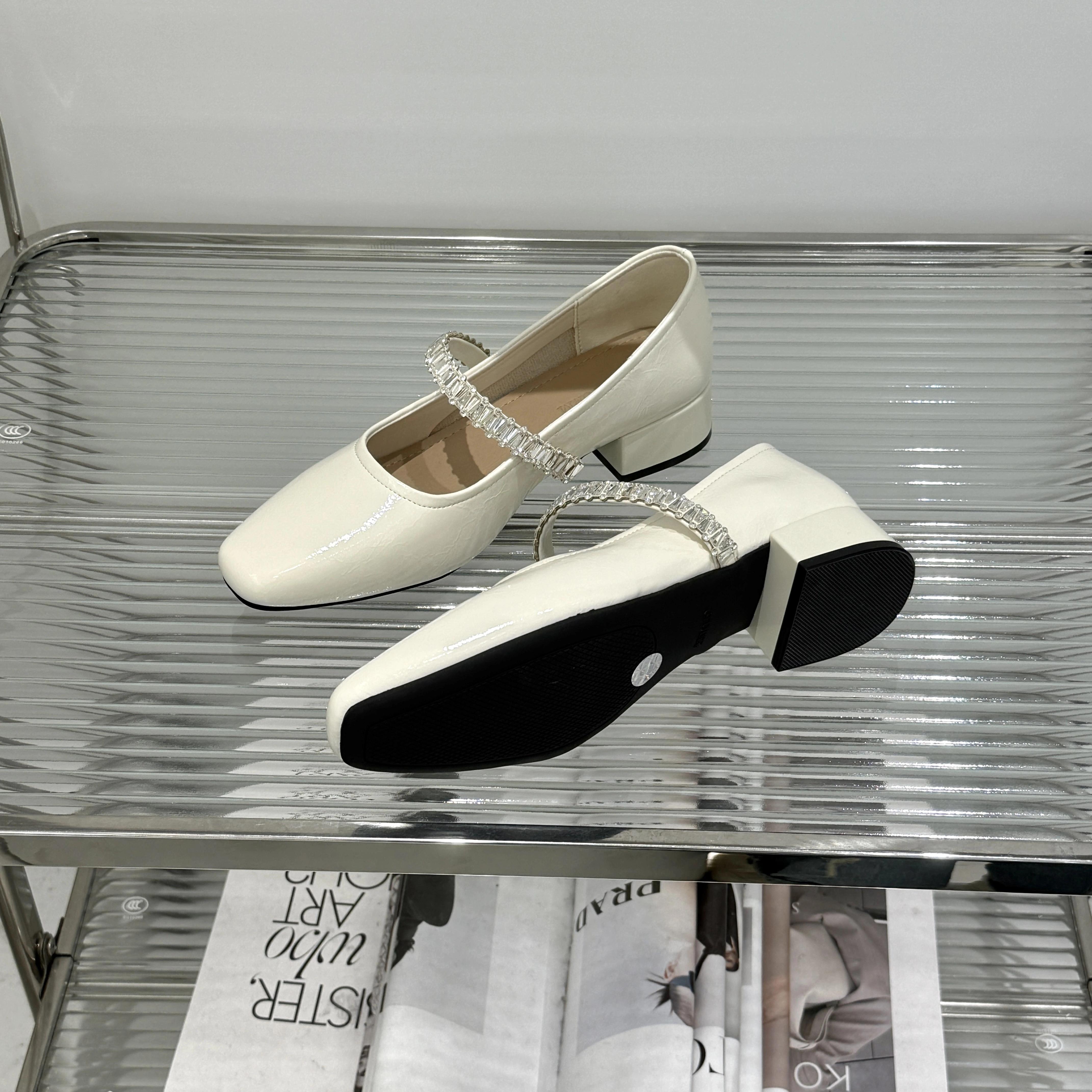 

Fashion 2025 New Beaded Mid-heel Single Shoes Autumn New Square Toe Shallow Mouth One-band Soft Sole Non-slip Block Heel Shoes 35 бежевый