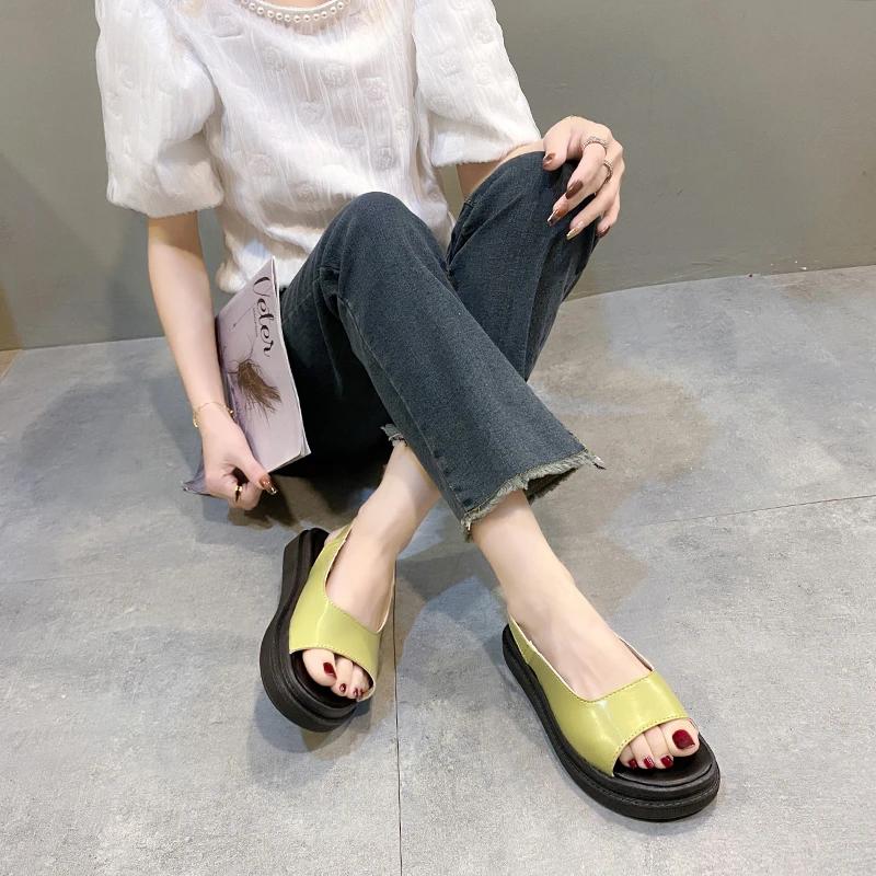 Móda 2024 Nové robustní dámské boty ve výprodeji Dámské platformové klínkové přezkové dámské sandály s páskem Letní ležérní sandály