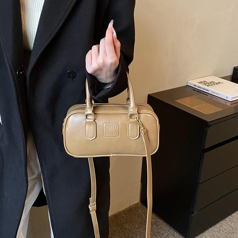 Premium sense retro small bag women 2025 new autumn and winter popular versatile messenger bag super fire portable bowling bag