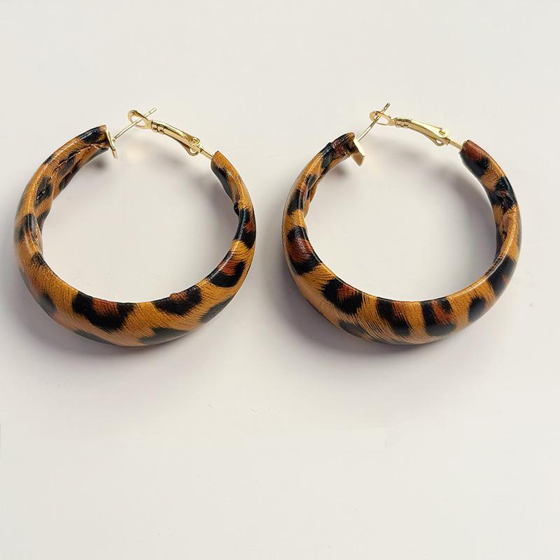 Fashion temperament Autumn and winter new PU leopard print earrings, high-end sense, fashionable personality C-shaped large earrings, ear jewelry
