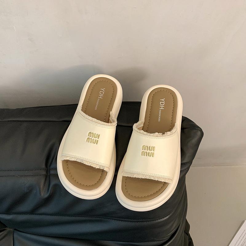 

Корейская версия крутых шлепанцев на толстой подошве для женской уличной одежды 2025 лето новые маленькие модные легко сочетающиеся пляжные крутые шлепанцы 40