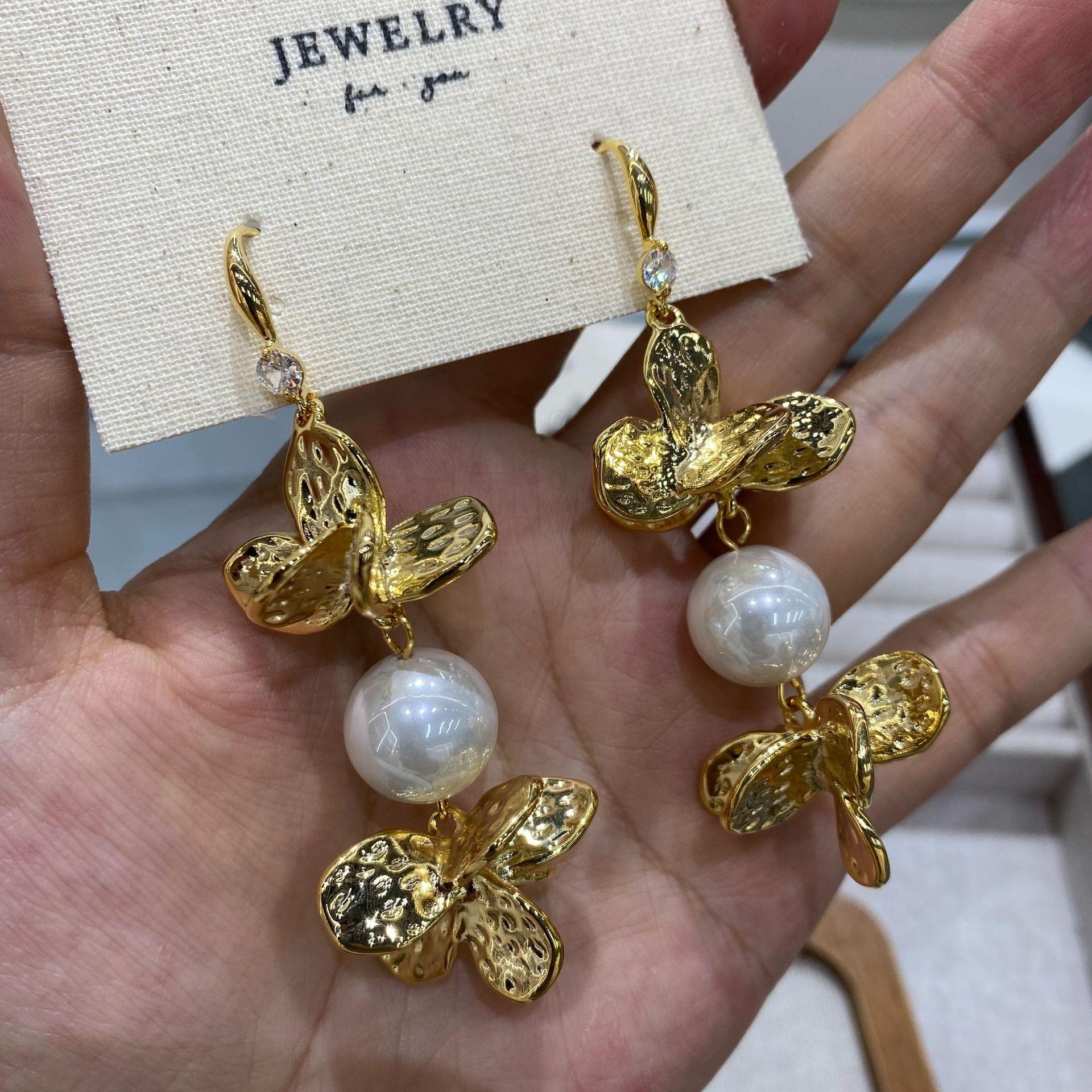 Exaggerated Retro Personality Atmosphere Fashion High Sense Earrings Design Metal Flower Pearl Woman