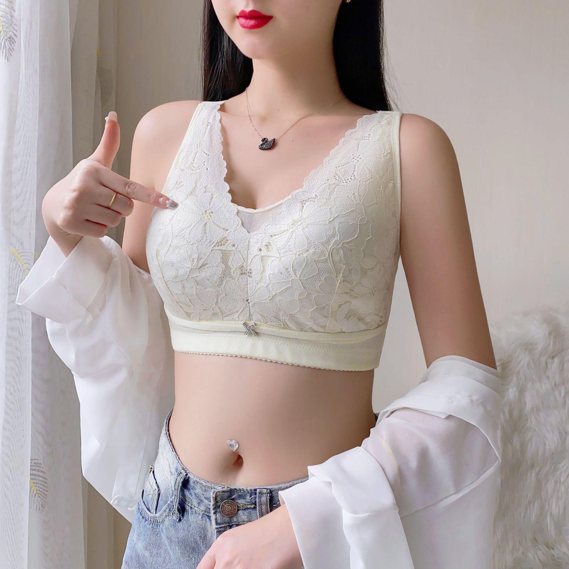 

Великі груди показують маленьку ультратонку нижню білизну жіночого великого розміру, яка збирається для підтримки вторинних грудей 46/105D