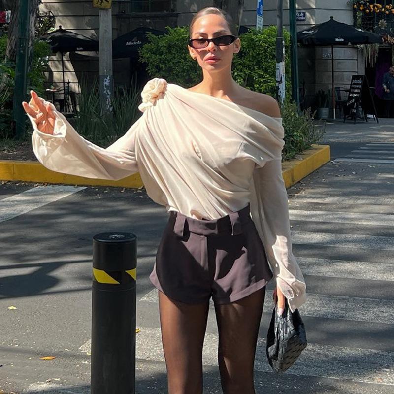 Neues schulterfreies, schräges Kragen- und Blumenapplikations-Mesh-Chiffon-Crop-Top mit gerafftem Herbst-Elegantem, langärmeligem, durchsichtigem T-Shirt